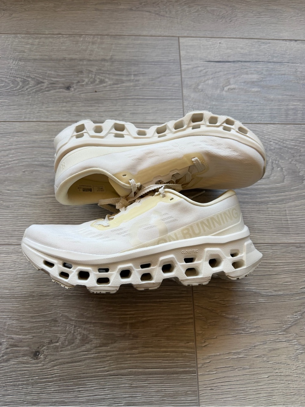 ON CLOUD SNEAKERS